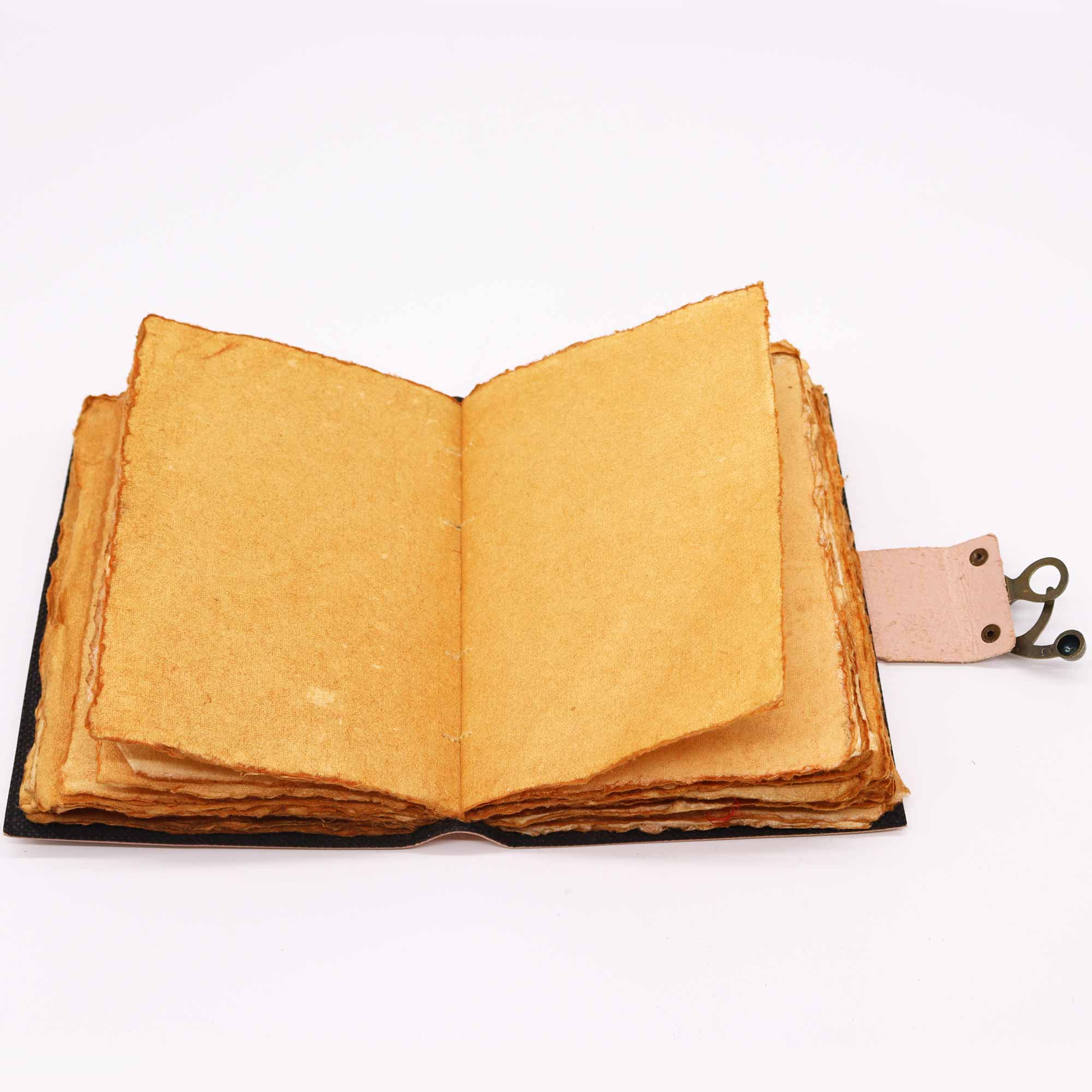 Cuaderno de cuero de 7 Chakras de 12,5x17,5cm abierto, mostrando sus páginas rústicas de papel artesanal en tono dorado. Cuenta con encuadernación visible y un cierre de cuero con gancho, ideal como diario, libro de bocetos o para prácticas espirituales