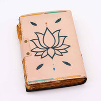 Parte trasera del cuaderno de cuero de 7 Chakras de 12,5x17,5cm, con una elegante ilustración de flor de loto en el centro sobre un fondo claro, rodeada de detalles decorativos y un cierre de cuero. Un diseño ideal para meditación y bienestar, o como un regalo consciente