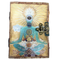 Cuaderno de cuero Buda 7 Chakras de 12,5x17,5cm, con la portada frontal cerrada. Presenta una vibrante ilustración del cuerpo energético de Buda con los siete chakras, en tonos azules y dorados, y un cierre metálico de estilo antiguo. Perfecto para meditación, yoga o como regalo espiritual.