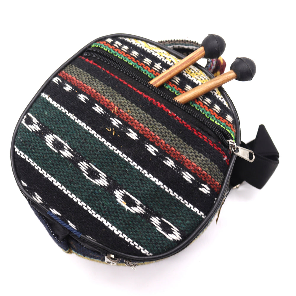 funda del tambor hapidrum para rituales en fondo blanco neutro.