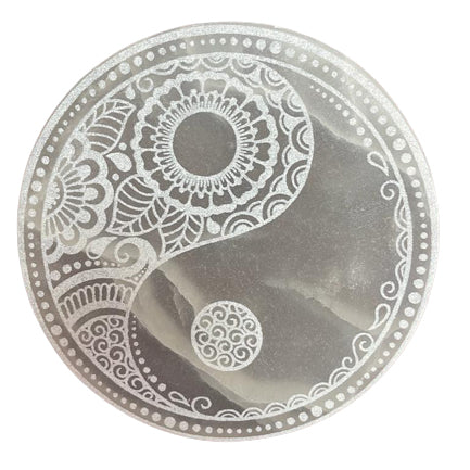 Placa de Selenita Circular con Grabado Yin-Yang - 18 cm