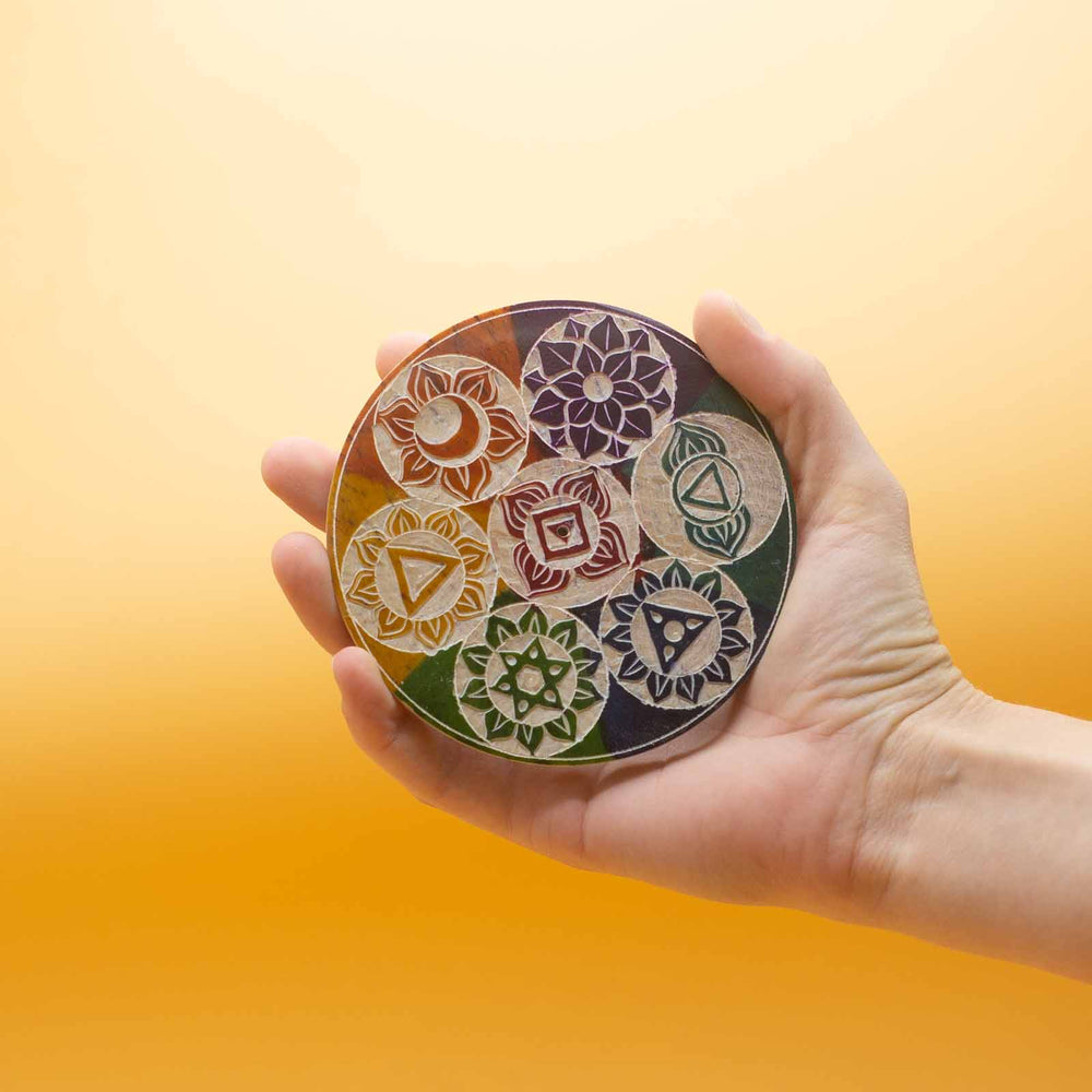 Porta Incienso de Cono en Disco de Esteatita 10 cm – Siete Chakras en la mano de una persona