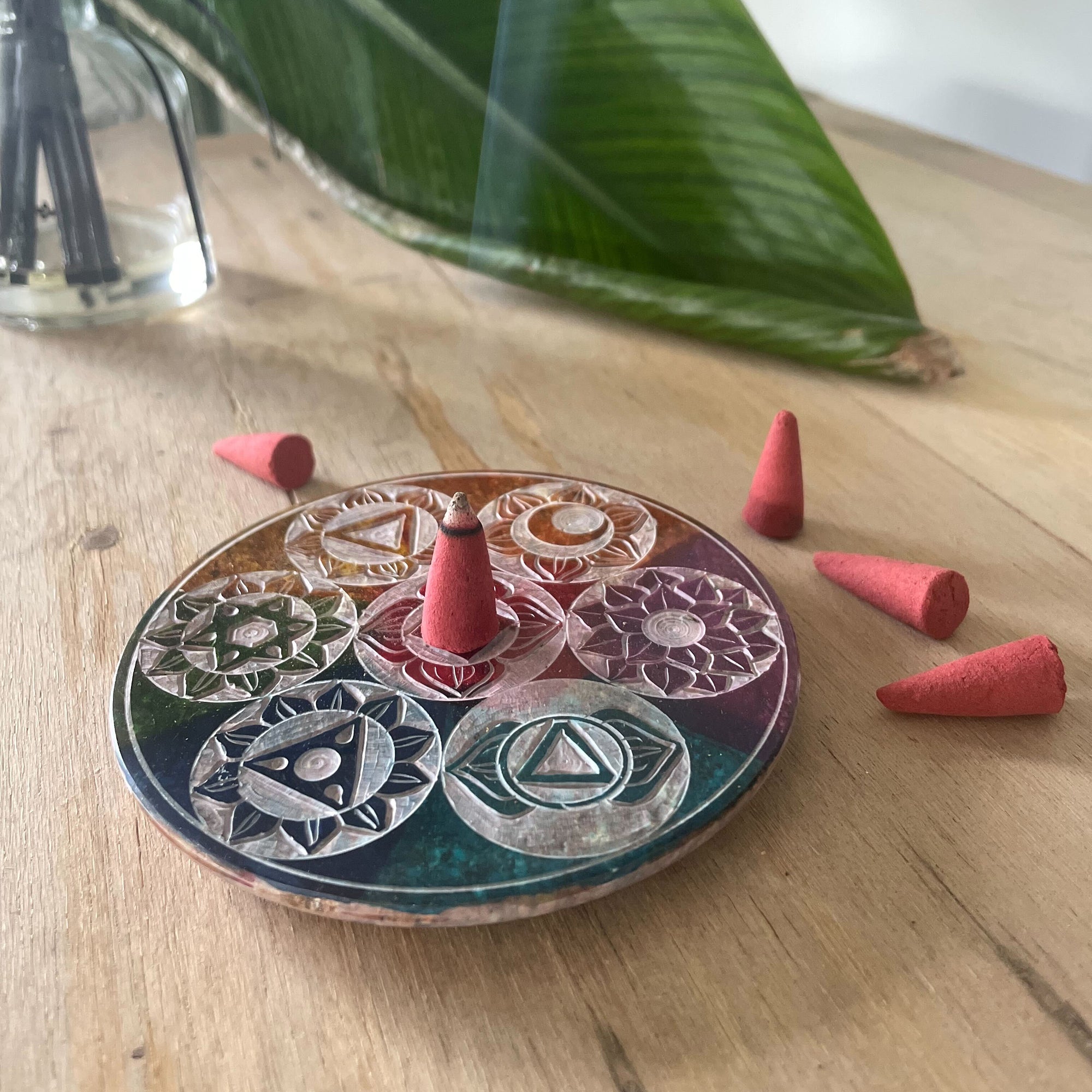 Porta Incienso de Cono en Disco de Esteatita 10 cm – Siete Chakras durante su uso