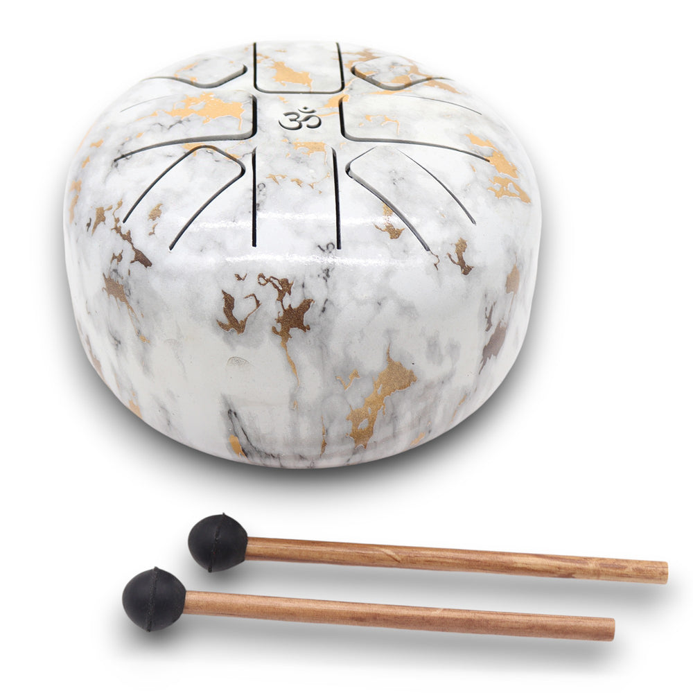 instrumento musical para rituales tambor hapidrum con fondo neutro blanco y palitos para tocar.