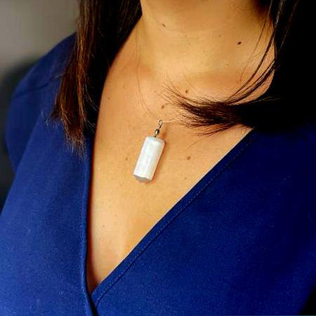 colgante oblix en una modelo