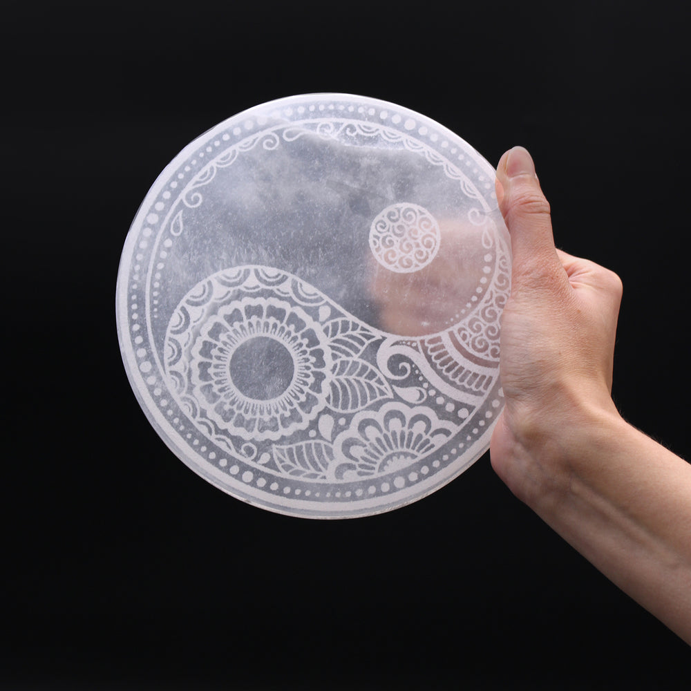 Placa de Selenita Circular con Grabado Yin-Yang - 18 cm
