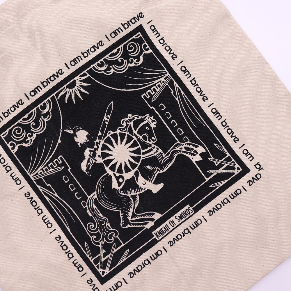 Tote Bag de Algodón Blanca con Diseño de Tarot – "I Am Brave"